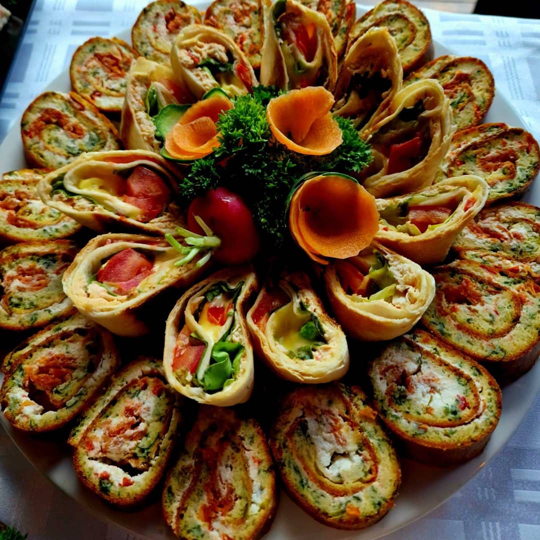 Rolati i tortilje servirani na plati